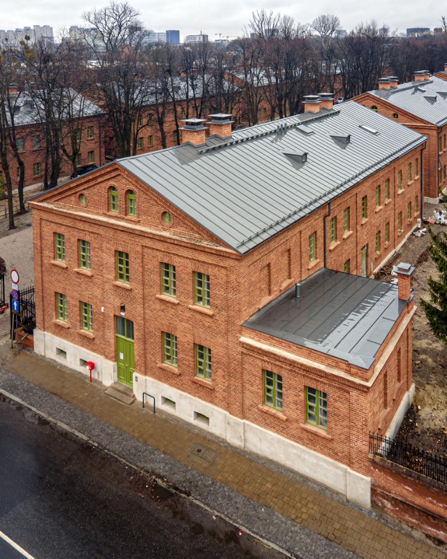 Dobiega końca rewitalizacja osiedla Księży Młyn w Łodzi. Ostatnie sześć famuł zostanie odnowionych jeszcze w tym miesiącu.