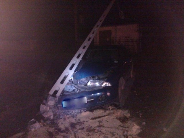 Pijany kierowca mitsubishi uderzył w słup oświetleniowy w Milejowicach.