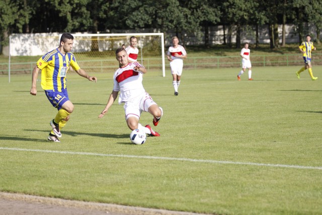 Jesienny mecz obu zespołów w Zdzieszowicach, który zakończył się remisem 0-0. Z lewej młodzieżowiec Stali Bartłomiej Kulczycki, w białej koszulce młodzieżowiec "Zdzichów" Jakub Czajkowski.