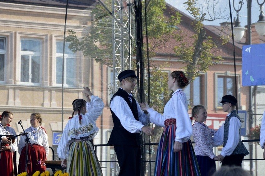 Biecz. Święto Dzieci Gór zagościło na bieckim rynku. Mali artyści roztańczyli miasto [ZDJĘCIA]