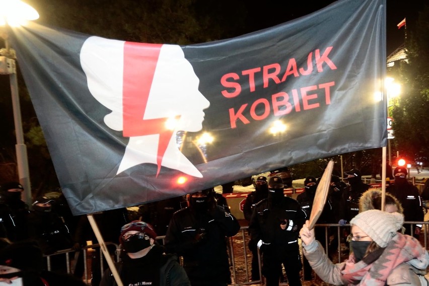 Strajk Kobiet popiera 69 procent Polaków, a prawie 85...