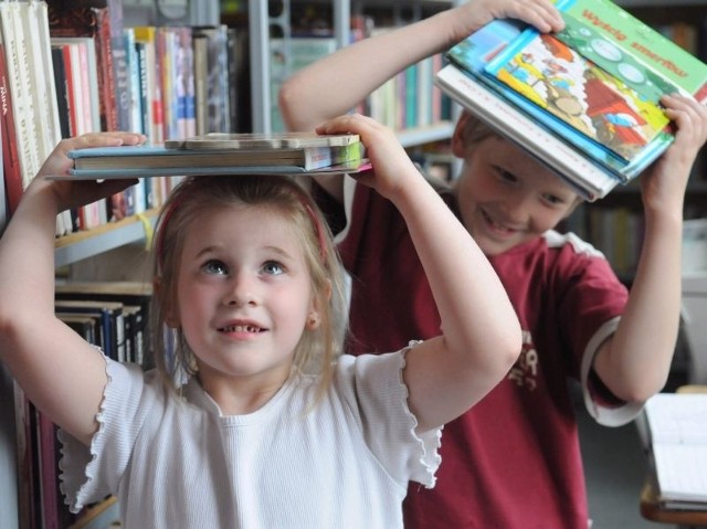 Bibliotekę odwiedzili ośmioletni Kuba wraz z pięcioletnią siostrzyczką Julką. Oczywiście wypożyczyli coś dla siebie.