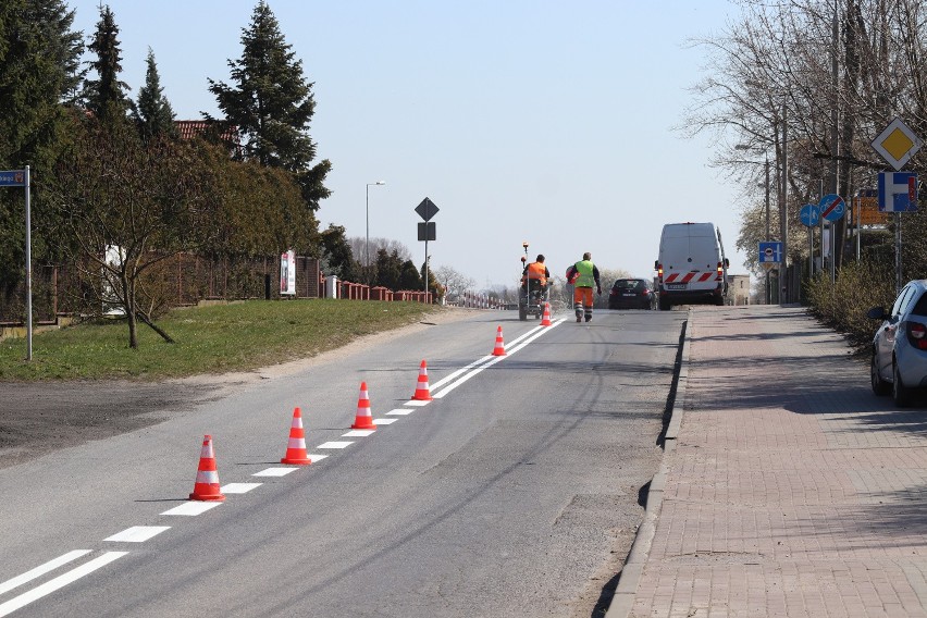 Na drogach powiatowych trwa wiosenne malowanie oznakowania...