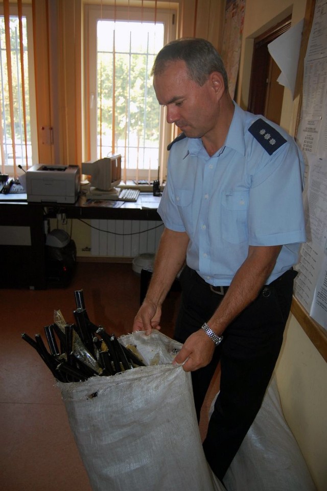 Skradzione kable zabezpieczone przez policję jako dowód.