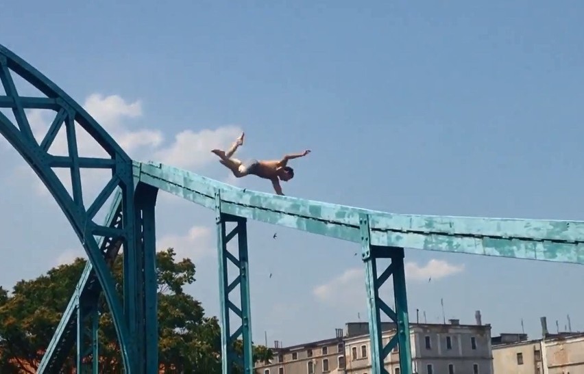 Skoczył do wody z mostu Tumskiego. Trafił do szpitala psychiatrycznego (FILM)