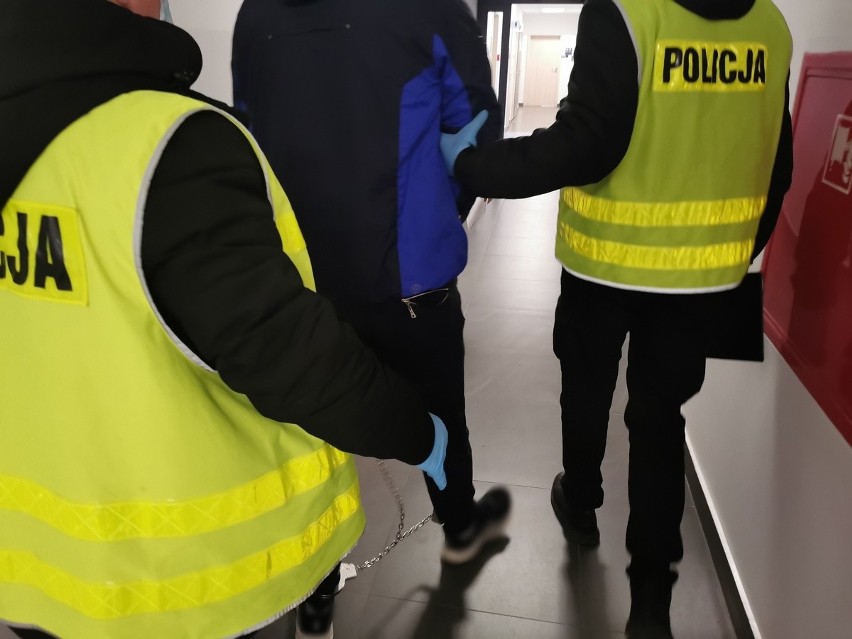 Łomżyńscy policjanci zatrzymali taksówkarza podejrzanego o kradzież paliwa i tablic rejestracyjnych