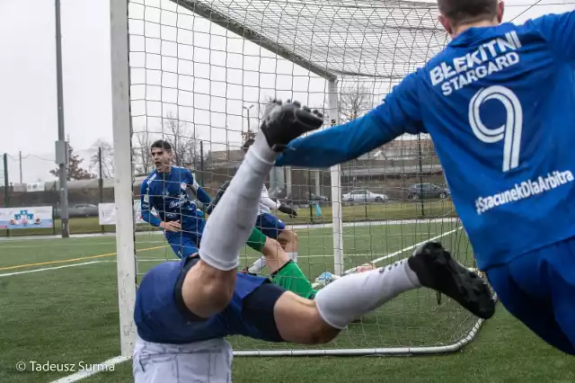 W derbach Stargardu trzecioligowy zespół Błękitnych wygrał 1:0 z czwartoligową Kluczevią.