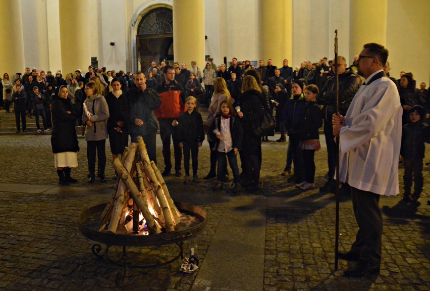 Wigilia Paschalna w Lublinie. Po zmroku przed archikatedrą działy się rzeczy niezwykłe (ZDJĘCIA)