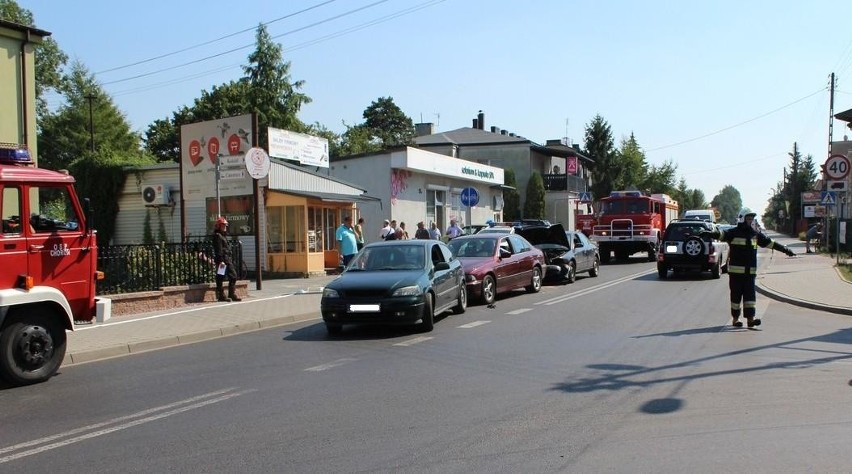 Trzy samochody zderzyły się w centrum Poraja. Ucierpiało...
