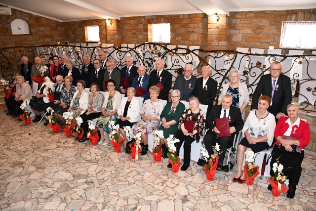 Aż 18 par małżeńskich z terenu gminy Wilczyce świętowało jubileuszu długoletniego pożycia małżeńskiego. Uroczystość odbyła się w restauracji „ Dworek” w Wilczycach.