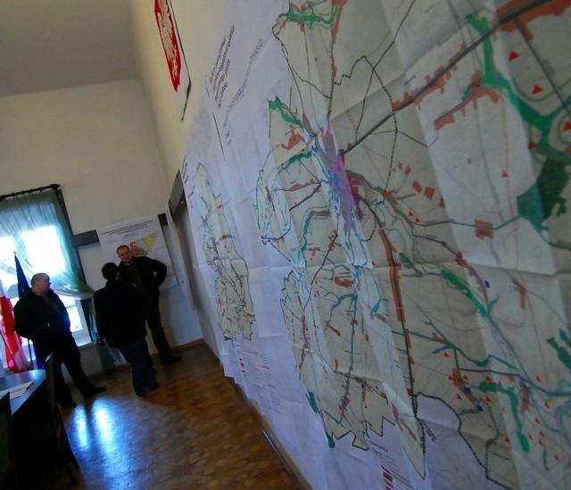 Projekt miejscowego planu zagospodarowania przestrzennego Opatowa zawisł na ścianie sali konferencyjnej Urzędu Miejskiego w Opatowie.