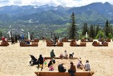 Zakopane. Gubałówka z najwyżej położoną plażą w Polsce! Jest piasek, wygodne kanapy i widok, jakiego nie ma nad Bałtykiem