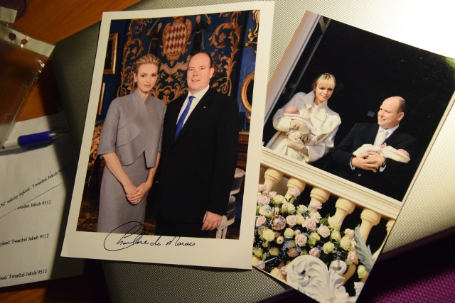 W swoich zbiorach 15-latek ma m.in. fotografie Alberta, księcia Monako, z żoną. Jedna okraszona jest jej podpisem.