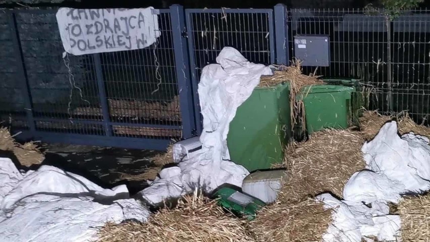 "Żal, gdy widzi to dziecko". Obornik dla posłów, transparenty przed domami. Nie każdemu rolnikowi się podoba ta forma protestu [zdjęcia]