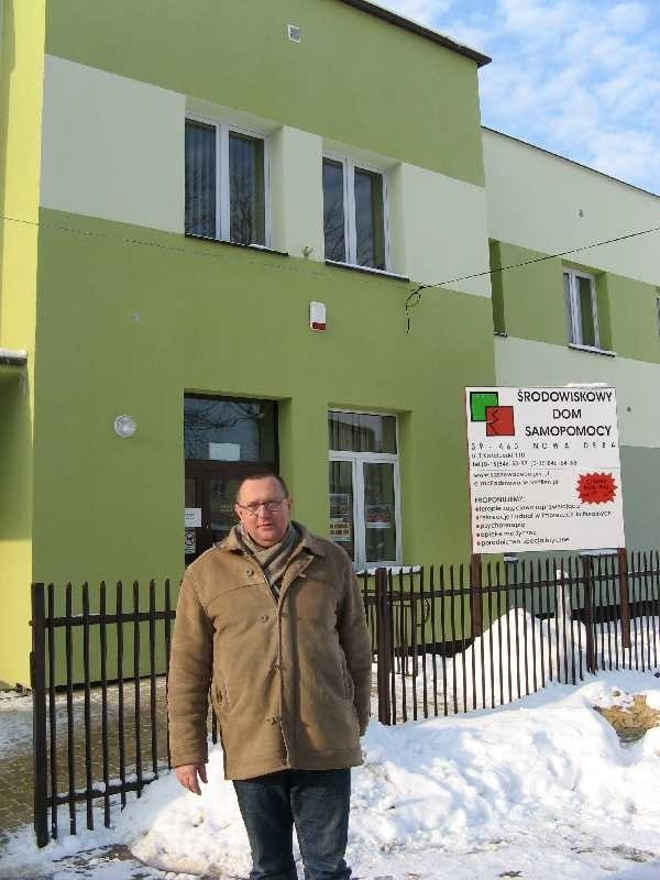 - Nasz budynek staje się coraz ładniejszy - cieszy się Leszek Mirowski, kierownik ośrodka pomocy społecznej.