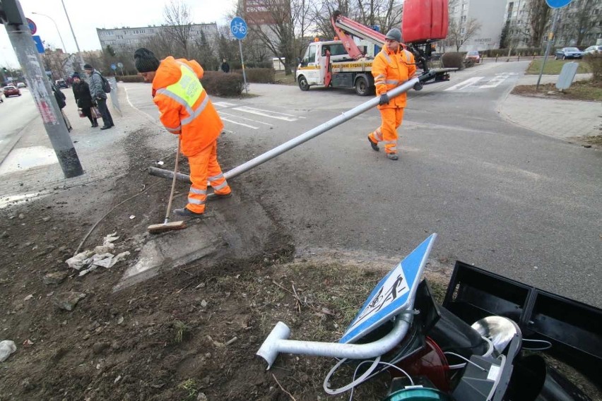 Wrocław: Kierowca skody wpadł na chodnik i staranował sygnalizację