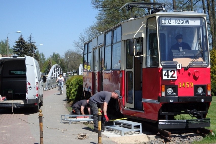 Zamontowano metalowe, ażurowe stopnie wiodące do tramwaju