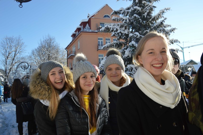 Zakopane. Kilkuset maturzystów zatańczyło poloneza na Krupówkach [ZDJĘCIA]