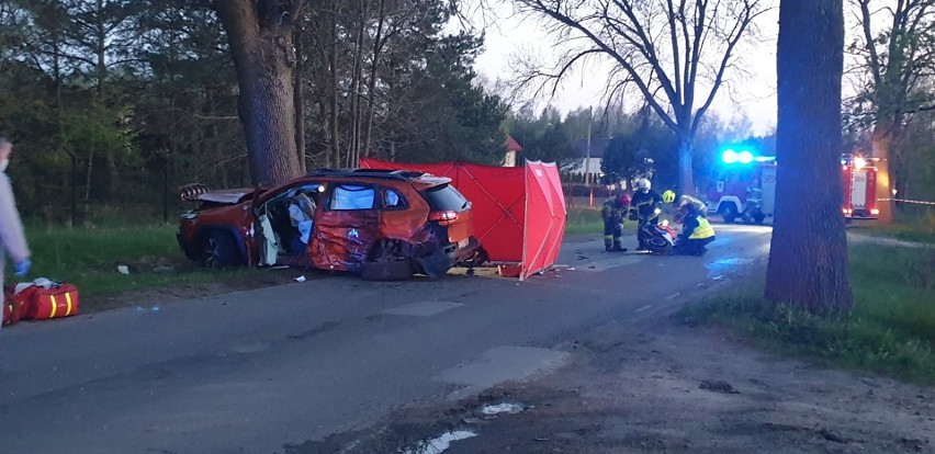 Na skutek tego wypadku dwaj mężczyźni w wieku kierujący...