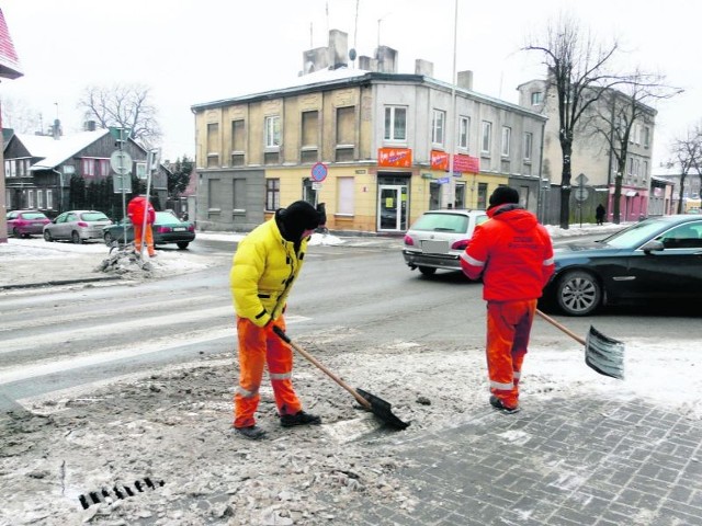 Ekipa ZDiZM podczas oczyszczania przejścia dla pieszych na ul. Moniuszki.