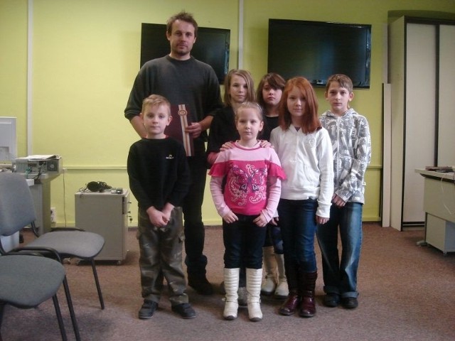 Milena, Weronika, Julka, Maja, Mateusz i Michał odwiedzili naszą redakcję. Oprowadził ich Dominik Majsterek, kierownik redakcji.