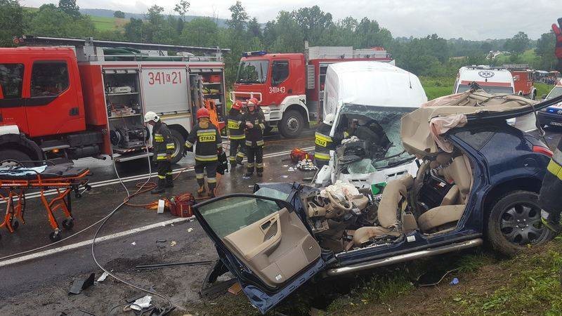 Tragedia na DK 28. Mężczyzna nie żyje, dwaj są ciężko ranni [ZDJĘCIA]