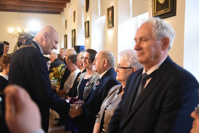 Medale zostały nadane jubilatom przez prezydenta RP, natomiast małżonkom przekazał je - wraz z upominkiem od miasta - Prezydent Torunia Michał Zaleski. Gala odbyła się w Sali Mieszczańskiej Ratusza Staromiejskiego o godz. 15:00. W oprawie przewidziany był krótki koncert i uroczysty toast oraz wspólne zdjęcie.Po osiągnięciu wymaganego stażu małżeńskiego jubilaci lub ich krewni składają stosowny wniosek w Urzędzie Stanu Cywilnego i wówczas uruchamiana jest procedura przyznania odznaczenia. Trwa ona zwykle kilka miesięcy, gdyż dokumenty przekazywane są z Torunia do Warszawy, gdzie jest wydawana decyzja administracyjna.Zobacz także: Ile kosztuje ślub kościelny? W którym kościele najdrożej, a w którym najtaniej za ślub? CENNIK PARAFII: Toruń, Chełmża, Aleksandrów i innePary, które zostały uhonorowane małżeńskimi medalami 8 marca 2019 roku:Irena i Jerzy CichoccyBarbara i Roman ChantkowscyHalina i Władysław DąbrowscyAnna i Wincenty DrążkowscyJanina i Edmund HarbartowieElżbieta i Alojzy JabłońscyBarbara i Jerzy KotnowscyElżbieta i Ryszard KrzemińscyBarbara i Janusz RutkowscyTeresa i Antoni WaszyńscyHalina i Marian WernerowieStanisława i Czesław ZiółkowscyNowosciTorun  