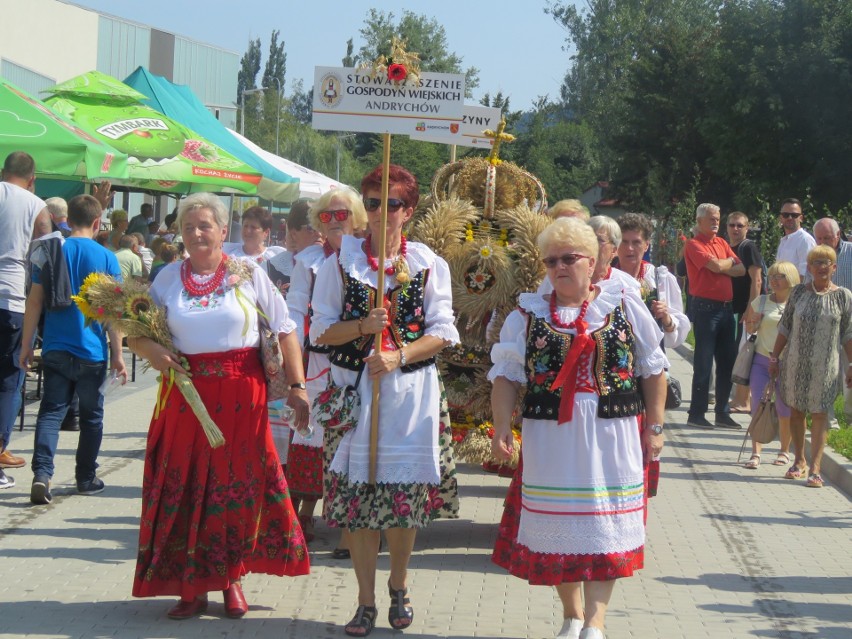 Pochód dożynkowy wyruszył w kierunku nowego basenu