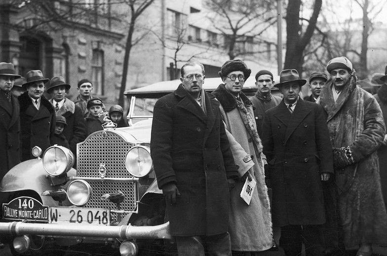 Jerzy Łubieński (w okularach i czapce) na fotografii z 1935...