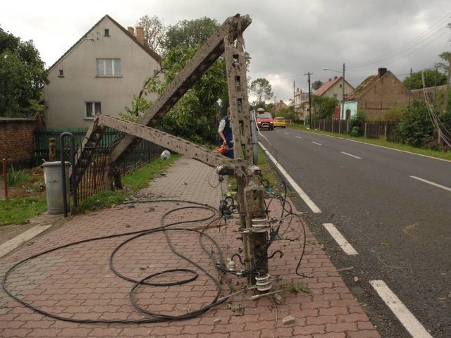 Niedzielna nawałnica powaliła wiele słupów energetycznych, zerwała też wiele kilometrów kabli.