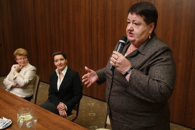 Henryka Krzywonos swoim autorytetem wspiera  kandydatki do parlamentu: Bożentynę Pałkę-Korubę i Marzenę Okłę- Drewnowicz.