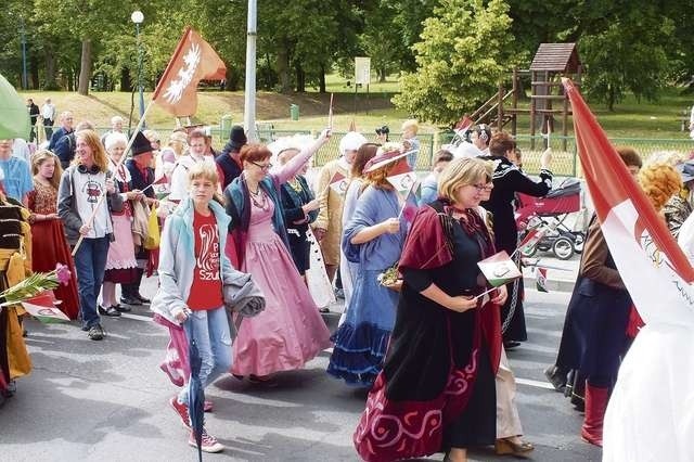 Podczas parady ulicami miasta szubinianie przywdziali odpowiednie stroje, ciekawie się prezentując