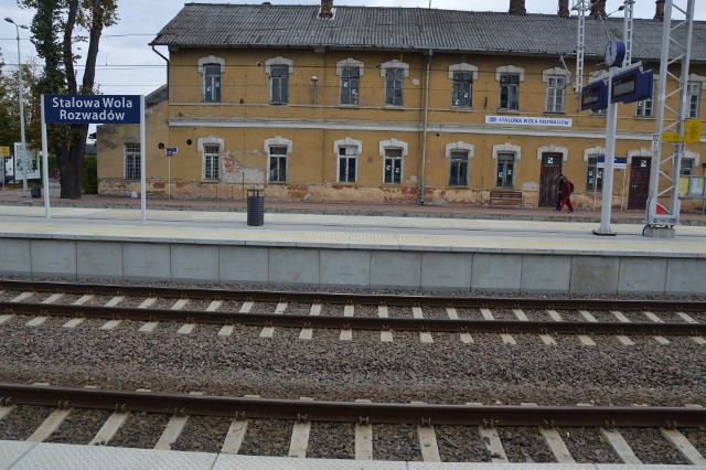 Dworzec kolejowy w Stalowej Woli-Rozwadowie to dziś pusty, zrujnowany obiekt, z dachem krytym eternitem