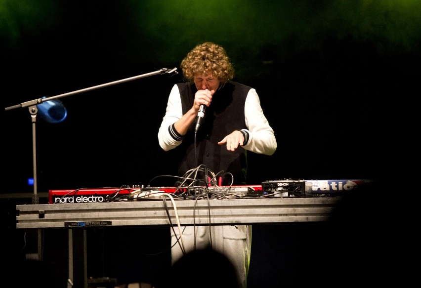 Gooral to polski producent muzyczny, łączący muzykę electro...