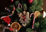 Ubieranie choinki – najlepsze pomysły na czasie. Jak udekorować świąteczne drzewko w stylu eko? Piękne ozdoby choinkowe na Boże Narodzenie