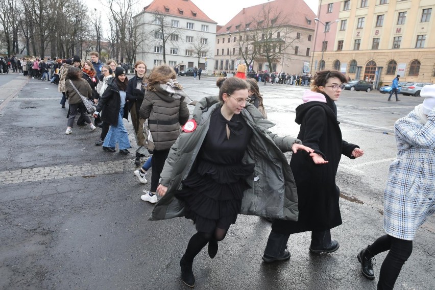 Polonez zabrzańskich szkół na placu Warszawskim. Zobacz...