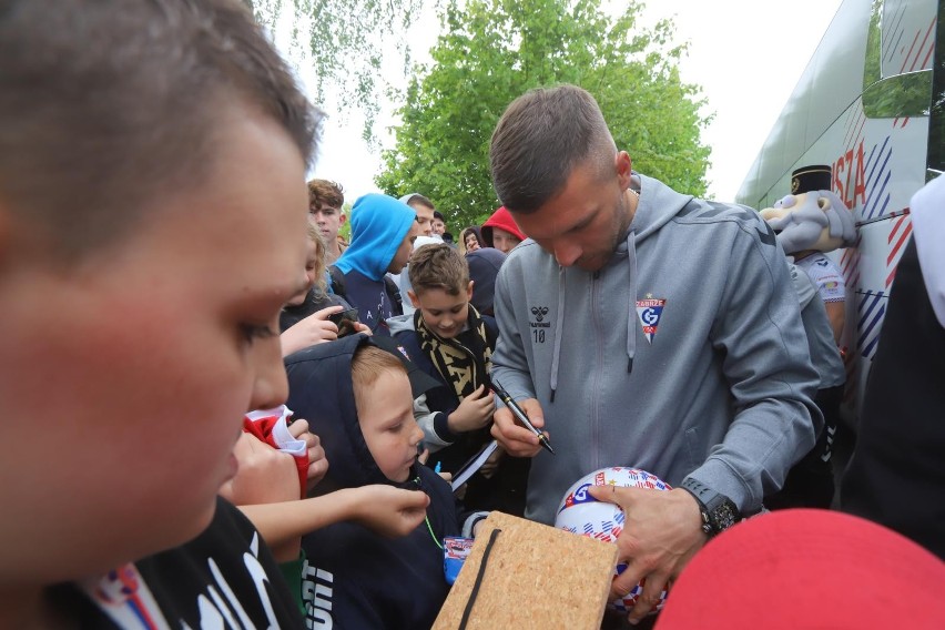 18.05.2023. W gliwickiej Sośnicy piłkarze Górnika Zabrze na...