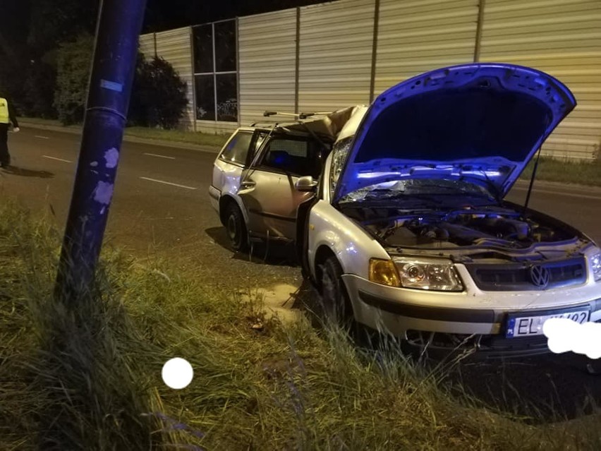 Volkswagen wbił się w latarnię.