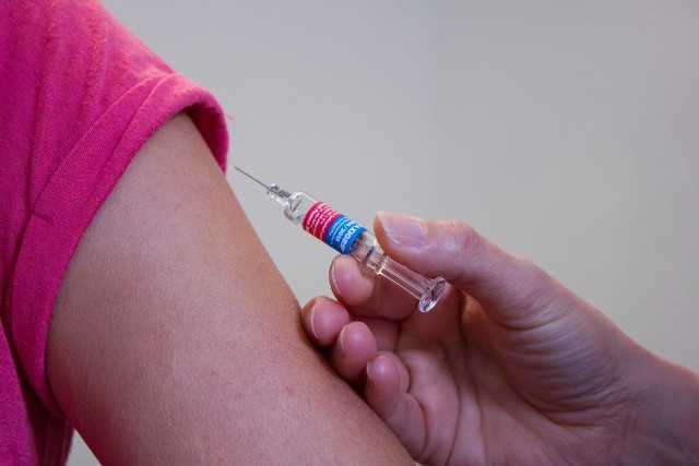 By zyskać odporność na koronawirusa, trzeba przyjąć dwie dawki szczepionki.