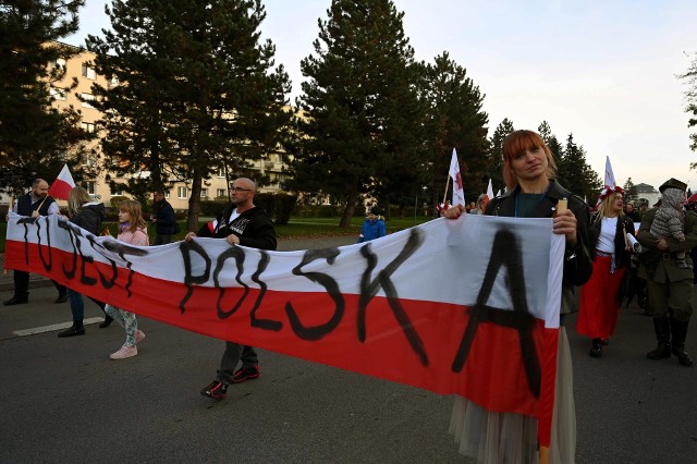 Około sto osób wzięło udział w patriotycznym Marszu Niepodległości