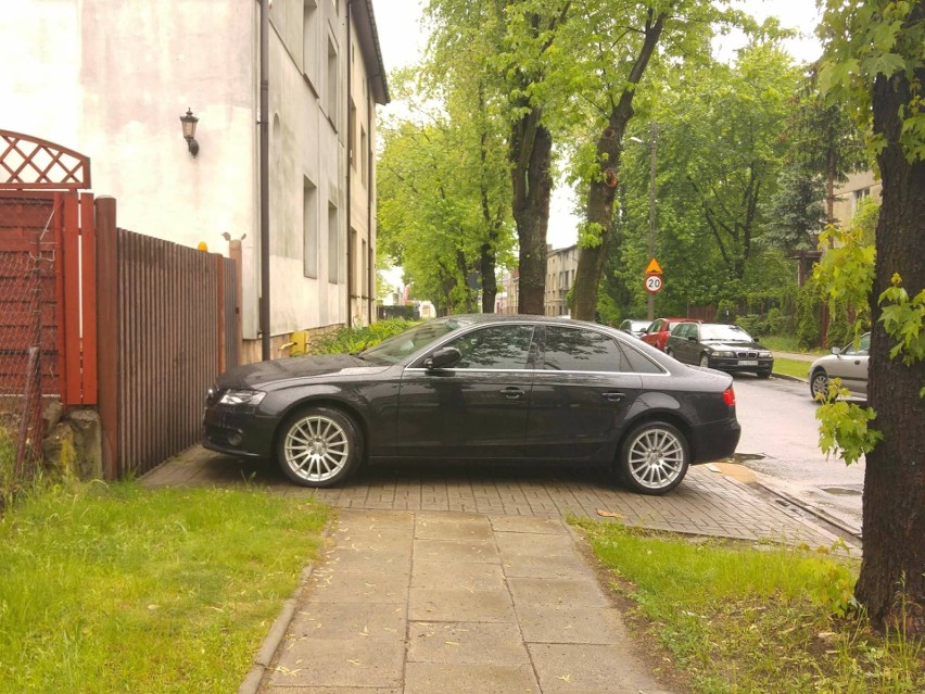 Prawdziwi mistrzowie parkowania z Łodzi i nie tylko. Oto, w jak bezmyślny sposób kierowcy potrafią zaparkować swoje samochody 7.02.2024