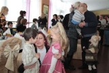 Rodzinna atmosfera na spotkaniu opłatkowym niedowidzących młodych ludzi z regionu świętokrzyskiego (zdjęcia)