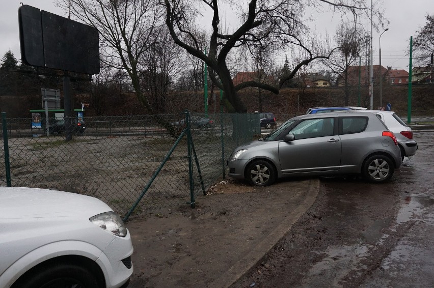 Kierowcy od nowego parkingu przy Poznańskiej wolą dziki, po...