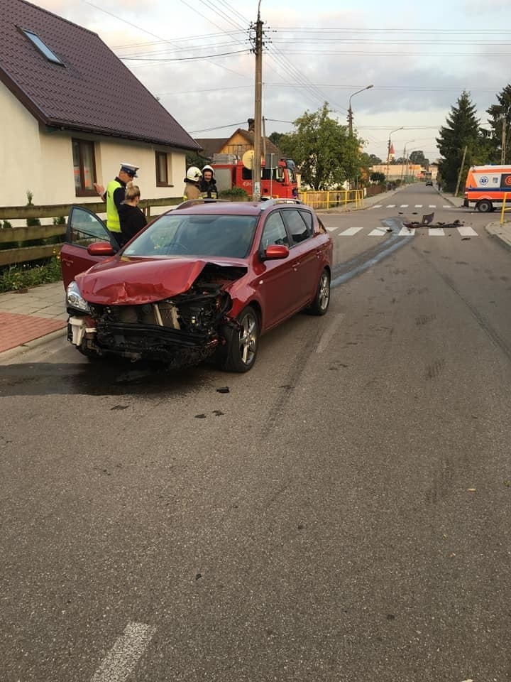 Knyszyn. Groźny wypadek. Auto dachowało przed przejściem (zdjęcia)