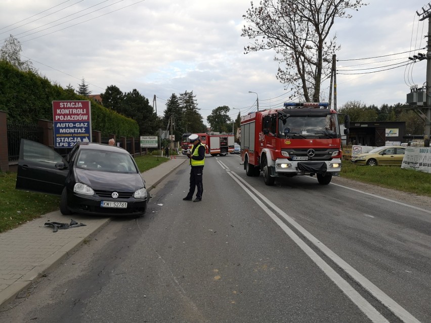 Wieliczka. Zderzenie trzech samochodów na DW966. Jedna osoba poszkodowana