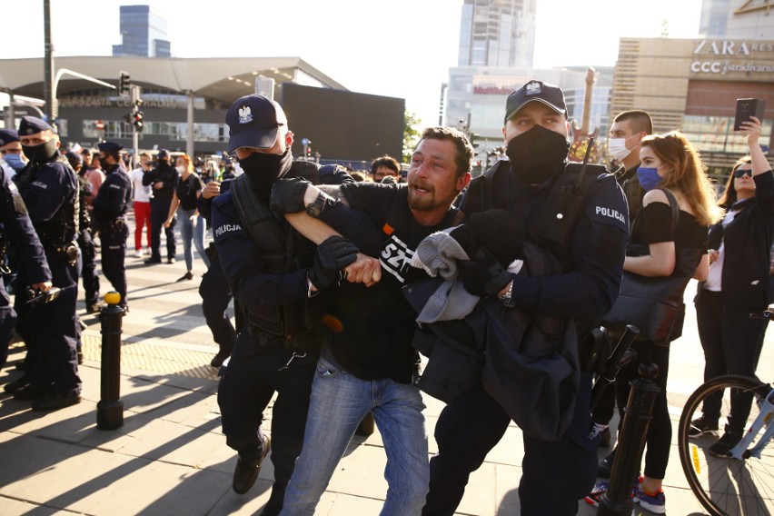 Strajk przedsiębiorców w Warszawie 8 maja [zdjęcia] Manifestanci otoczeni przez policję. Paweł Tanajno: Nie dajcie się wystraszyć mandatami