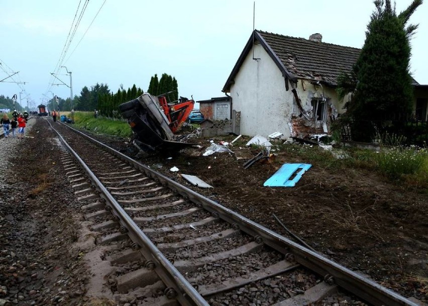 Wypadek pociągu TLK relacji Warszawa-Katowice. Pociąg uderzył w ciężarówkę ZDJĘCIA, WIDEO