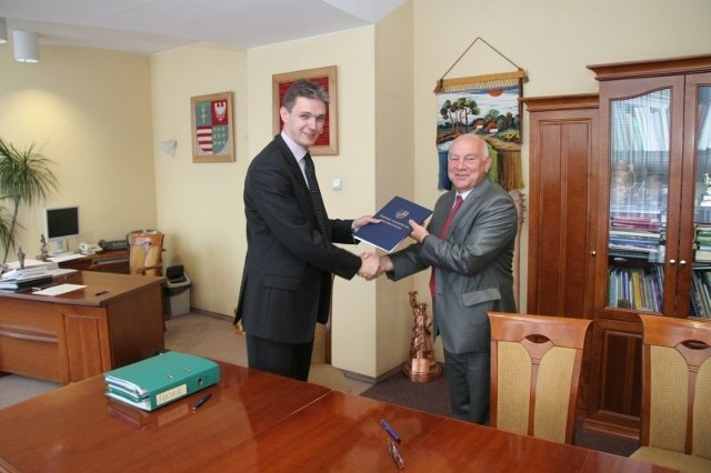 Marszałek Adam Jarubas (z lewej) i burmistrz Sandomierza Jerzy Borowski po podpisaniu umowy.