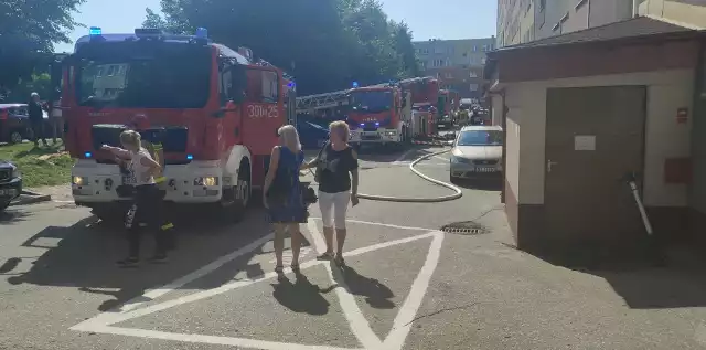 Białystok. Pożar mieszkania w bloku przy Mieszka I 11. Ewakuacja mieszkańców i reanimacja kobiety