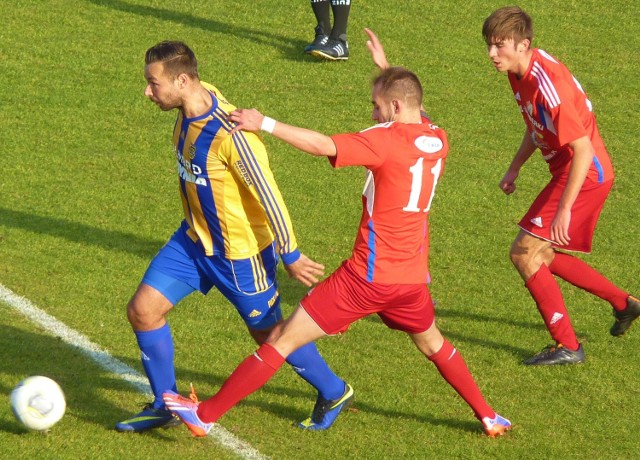 W meczu na szczycie Bałtyckiej trzeciej ligi, piłkarze Gwardii Koszalin (czerwone stroje) zmierzą się na swoim boisku z Bałtykiem Gdynia.